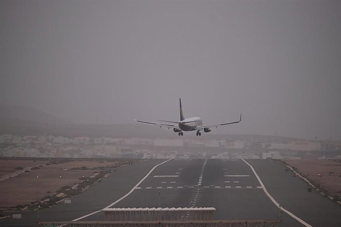 Archivo - Un avión despega en el aeropuerto de Fuerteventura con calima, a 27 de diciembre de 2022, en Fuerteventura, Las Palmas, Islas Canarias (España).