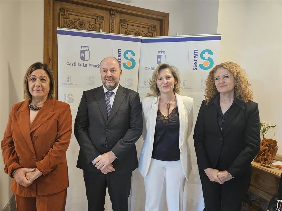 Foto de familia previa a la I jornada de Atención Primaria en Castilla-La Mancha.