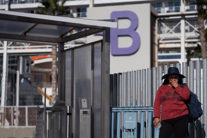 Una familiar de uno de los pasajeros del buque MSC Armonía atracado en el Puerto de Barcelona.