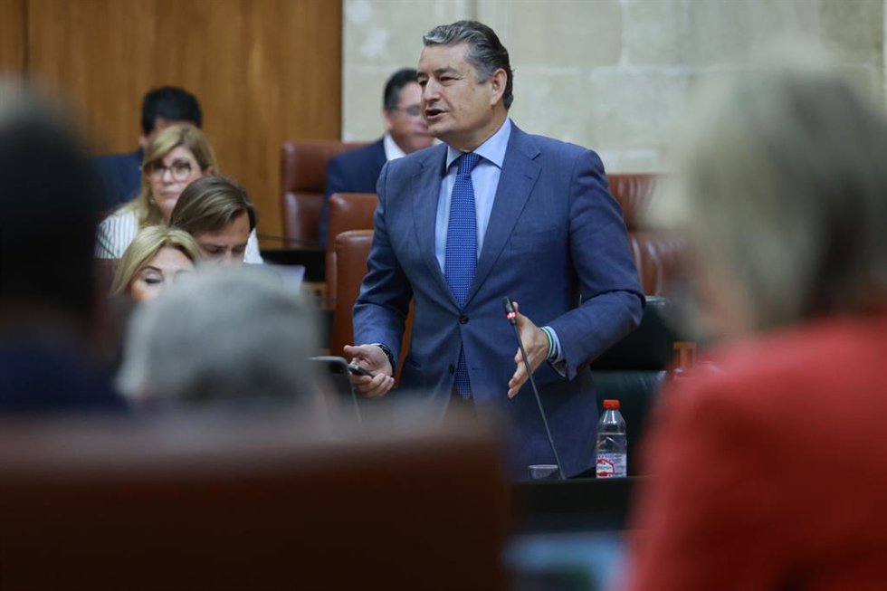 El consejero de la Presidencia, Interior, Diálogo Social y Simplificación Administrativa, Antonio Sanz, en el Pleno del Parlamento de Andalucía