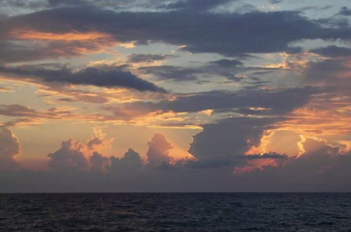 Formación de nubes sobre el mar