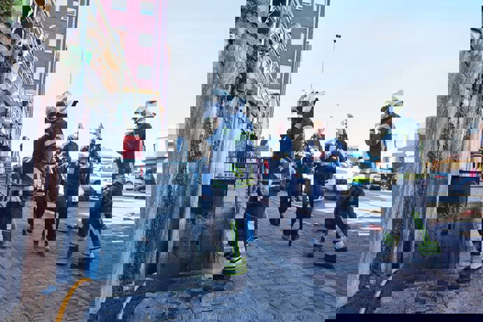 Bomberos y Policía Científica entrando en los garajes incendiados en El Alisal