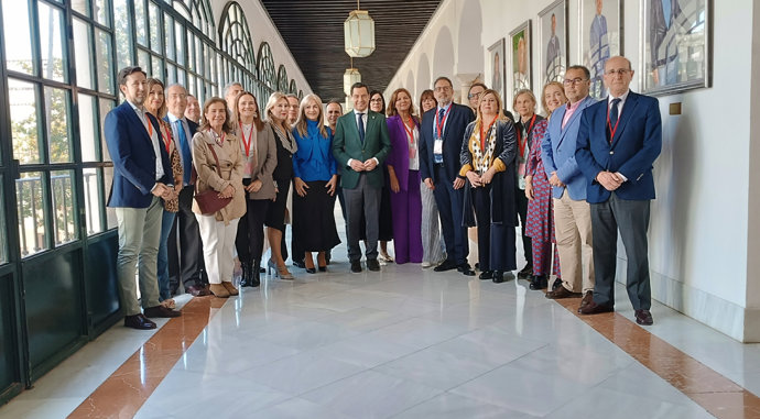 Encuentro del presidente de la Junta, Juanma Moreno, con representantes de escuelas infantiles y la consejera de Desarrollo Educativo, Patricia del Pozo.