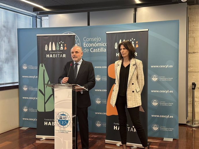 El secretario general de la Fundación España Rehabitar, J. Javier Sánchez, y la directora de Fundación España Rehabitar, Ana Alonso, en la presentación del II Barómetro de Despoblación de la España Rural.