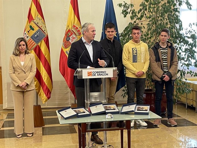 El presidente del Gobierno de Aragón, Jorge Azcón, y la consejera de Educación Claudia Pérez Forniés, con los aragoneses premiados en las Olimpmiadas Nacionales de Física, Matemáticas e Informática, Javier Badesa, Adrián Ligorred y Alberto Santolaria.