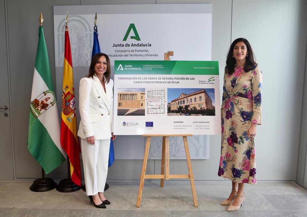 La consejera de Fomento, Articulación del Territorio y Vivienda, Rocío Díaz, y la alcaldesa de Écija, Silvia Heredia.