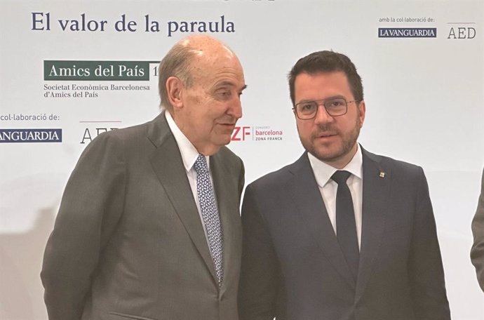 El president de la Generalitat, Pere Aragonès, amb el president de la Societat Econòmica Barcelonina d'Amics del País, l'advocat Miquel Roca