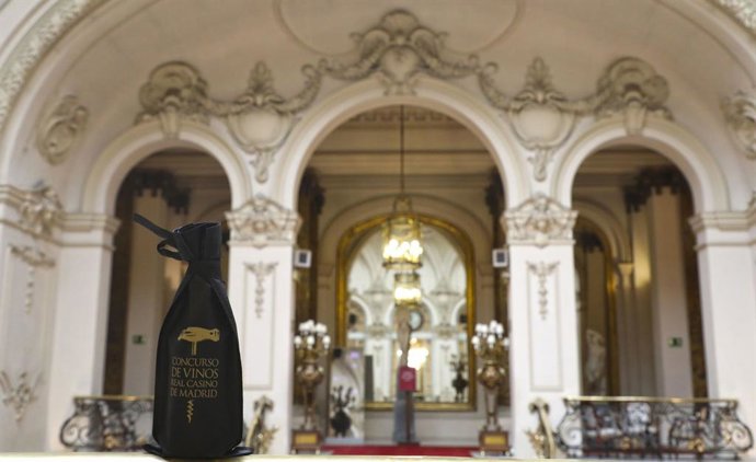 Botella preparada para la cata en la escalinata del Real Casino