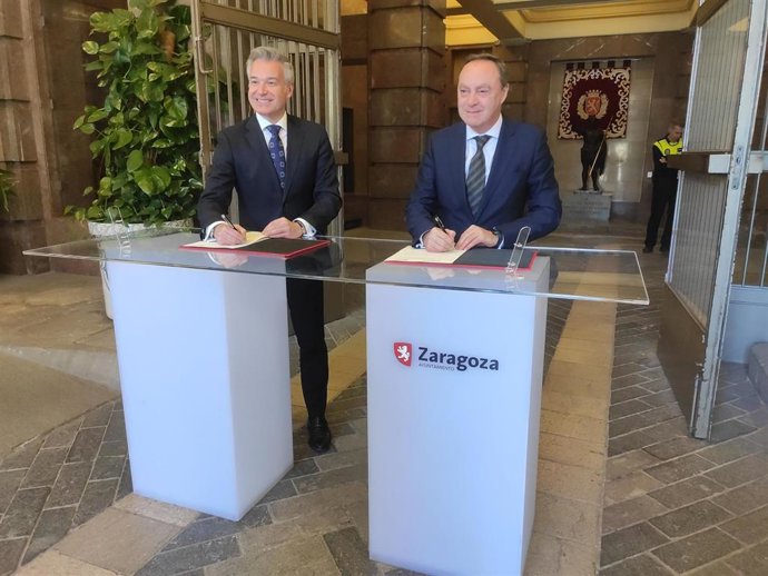 El consejero municipal de Urbanismo, Víctor Serrano, y el decano del Colegio de Abogados de Zaragoza, Antonio Morán.