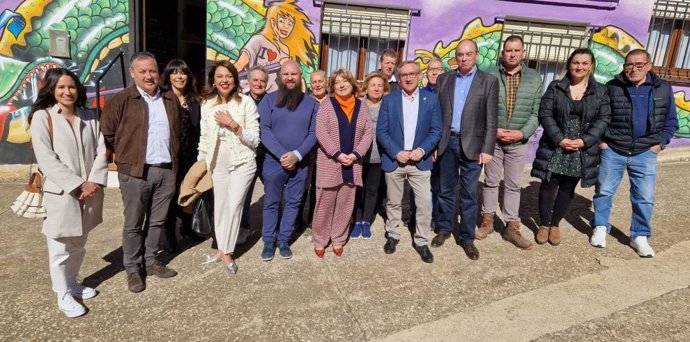 Visita de la consejera de Presidencia, Tomasa Hernández, y la directora general de Administración Local, Marina Sevilla, a Salcedillo.