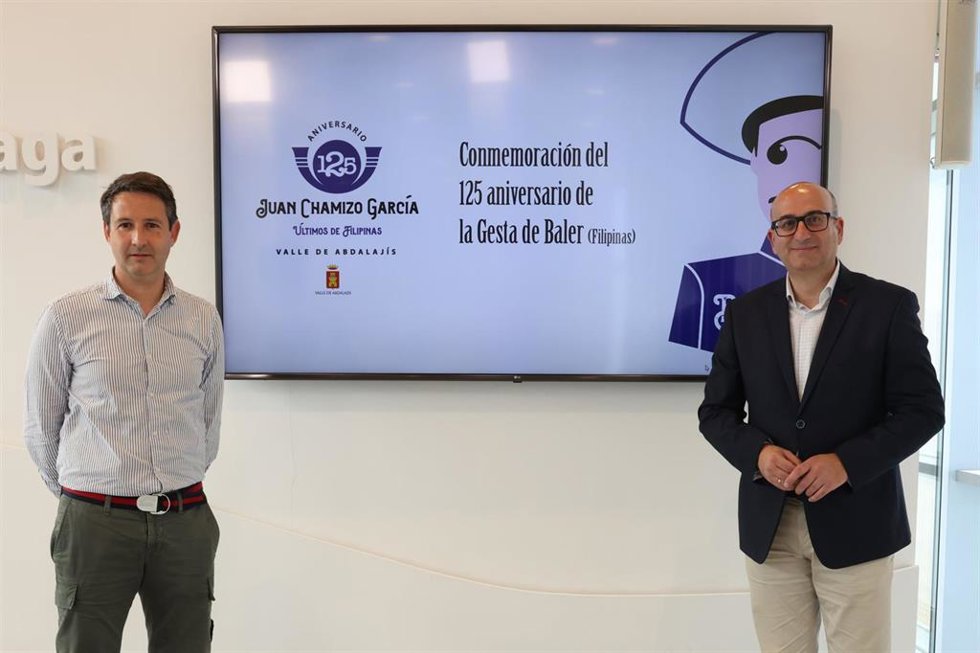 El vicepresidente de Cultura, Educación y Juventud de la Diputación, Manuel López Mestanza, junto al concejal de Cultura de Valle de Abdalajís, José Antonio Rivero, presenta el programa de actividades culturales en torno a la figura de Juan Chamizo