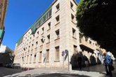 Foto: La Junta inscribe en el catálogo de patrimonio la fachada de la antigua sede de la EEZA, junto al Paseo de Almería
