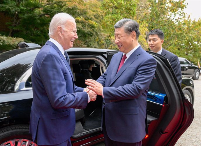 Archivo - SAN FRANCISCO, Nov. 15, 2023  -- U.S. President Joe Biden escorts Chinese President Xi Jinping to his car to bid farewell after their talks in the Filoli Estate in the U.S. state of California, Nov. 15, 2023.   Chinese President Xi Jinping and U