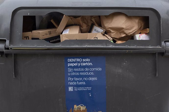Archivo - Un contenedor de basura, a 29 de diciembre de 2023, en Madrid (España).