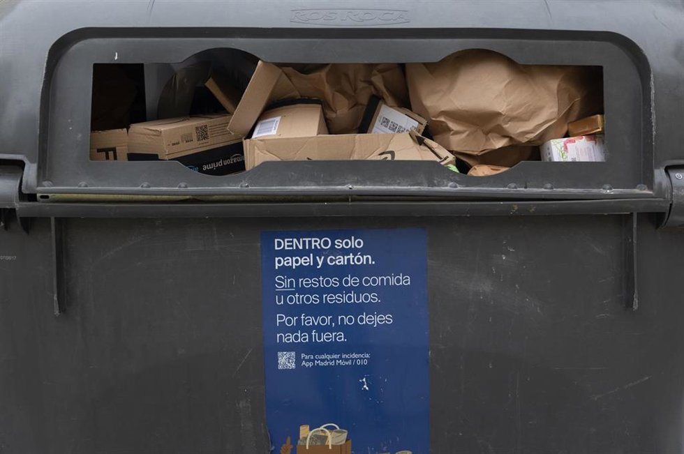 Archivo - Un contenedor de basura, a 29 de diciembre de 2023, en Madrid (España).