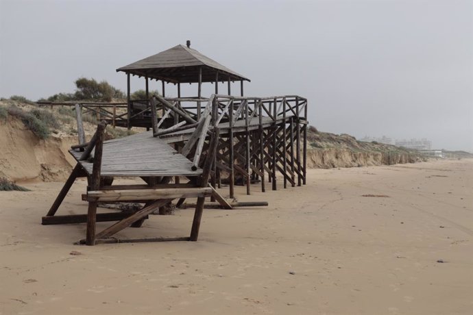 Archivo - Daños en las playas de Rota tras la borrasca Karlotta.