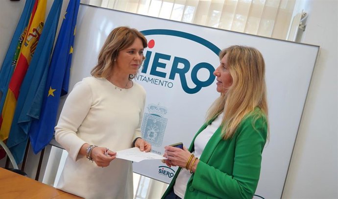 La concejala de Educación, Igualdad y Juventud, Eva Iglesias, y la concejala de la Plataforma Vecinal de La Fresneda, Alejandra Cuadriello.