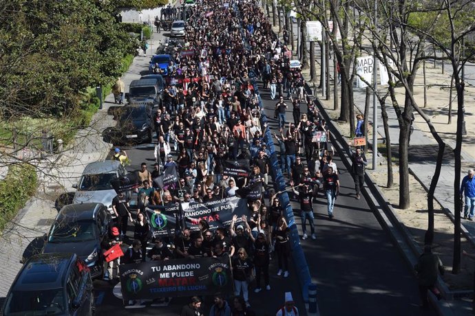 Funcionarios de prisiones recorren el Paseo de la Castellana durante una protesta bajo el lema ‘Todos somos Nuria’