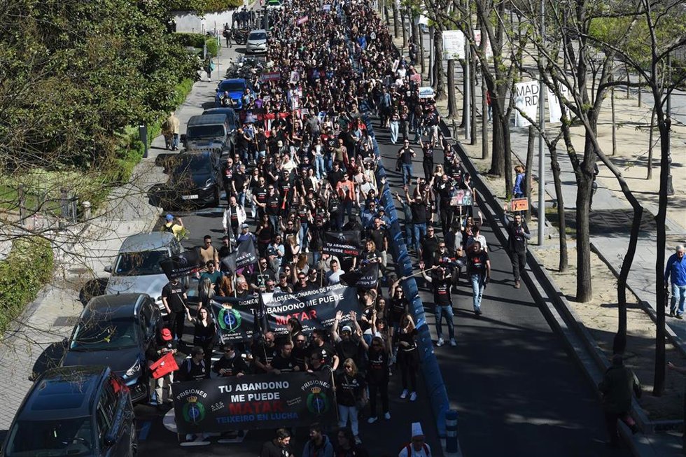 Funcionarios de prisiones recorren el Paseo de la Castellana durante una protesta bajo el lema Todos somos Nuria
