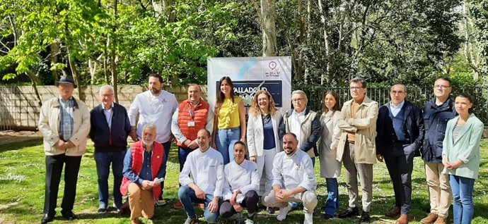 Foto de familia de la III edición del Concurso de Tapas por Barrios de Valladolid