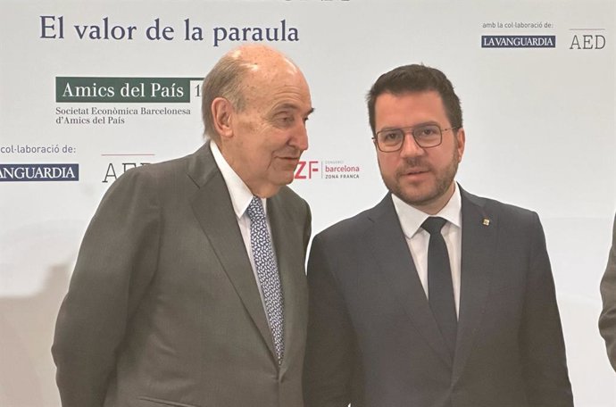 El presidente de la Generalitat, Pere Aragons, con el presidente de la Societat Econmica Barcelonesa d'Amics del País, el abogado Miquel Roca