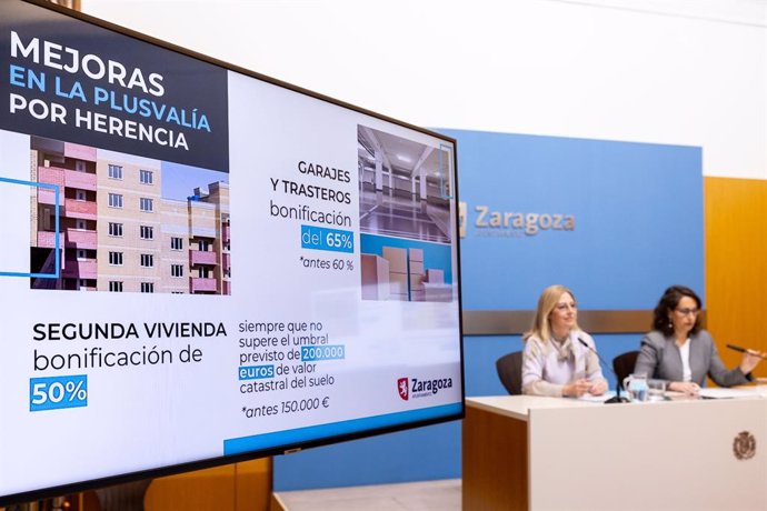 La consejera municipal de Hacienda y Fondos Europeos del Ayuntamiento de Zaragoza, Blanca Soláns; y la concejal de Vox Eva Torres
