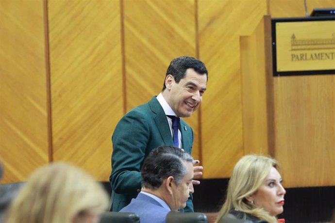 El presidente de la Junta de Andalucía, Juanma Moreno, este jueves durante las preguntas en el Pleno del Parlamento.