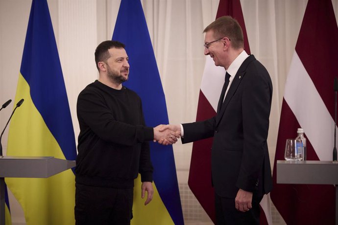 Archivo - January 11, 2024, Riga, Latvia: Ukrainian President Volodymyr Zelenskyy, left, shakes hands with Latvian President Edgars Rinkevics, right, during the arrival ceremony prior to a bilateral meeting at Riga Castle, January 11, 2024 in Riga, Latvia