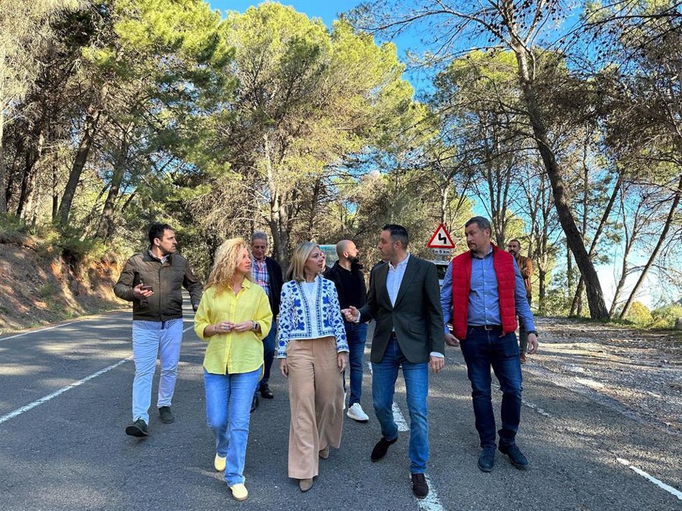 La  diputada de Fomento e Infraestructuras, Nieves Atencia, junto al alcalde de Ojén, Juan Merino