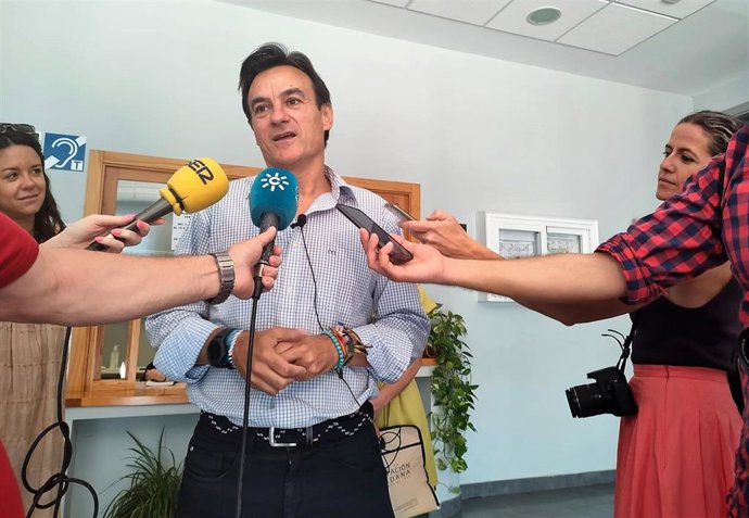 Archivo - El alcalde de Jaén, Agustín González, atiende a los periodistas/Archivo