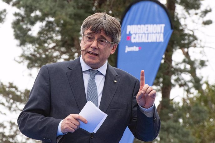 El expresidente de la Generalitat y candidato de Junts a las elecciones catalanas, Carles Puigdemont, interviene durante un acto de Junts+, a 6 de abril de 2024, en Elna (Francia). 