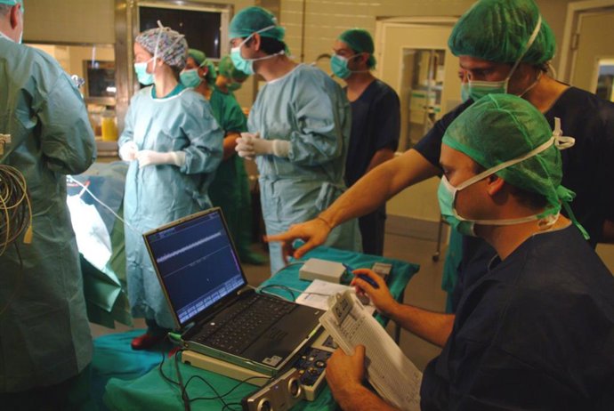 La Unidad de Trastornos del Movimiento del Virgen del Rocío atiende a más de 900 pacientes de párkinson al año.