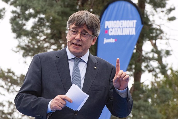 El expresidente de la Generalitat y candidato de Junts a las elecciones catalanas, Carles Puigdemont, interviene durante un acto de Junts+, a 6 de abril de 2024, en Elna (Francia). Durante el encuentro, Puigdemont ha presentado los nombres de la candidatu