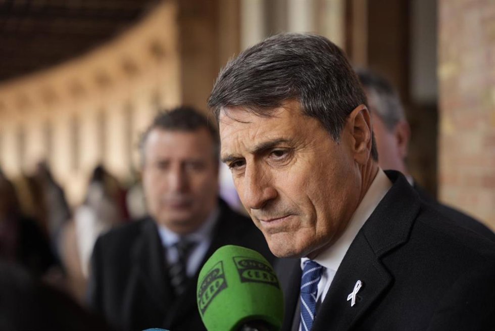Archivo - El delegado del Gobierno de España en Andalucía, Pedro Fernández, atiende a los medios. ARCHIVO.