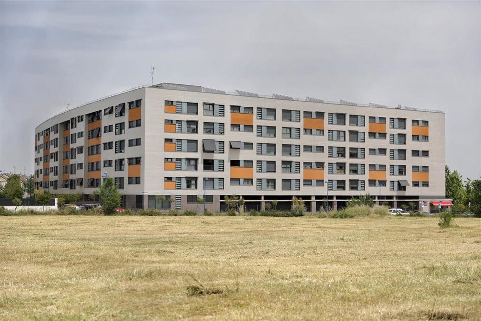 Archivo - Fachada de viviendas en Madrid