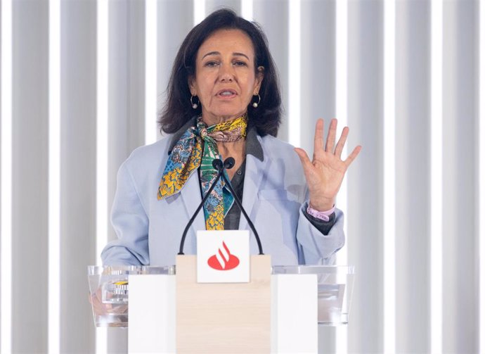 Archivo - La presidenta del Banco Santander, Ana Botín, durante la presentación de los resultados del 2023 del Grupo Santander, en la Ciudad Grupo Santander, a 31 de enero de 2024, en Boadilla del Monte, Madrid (España).