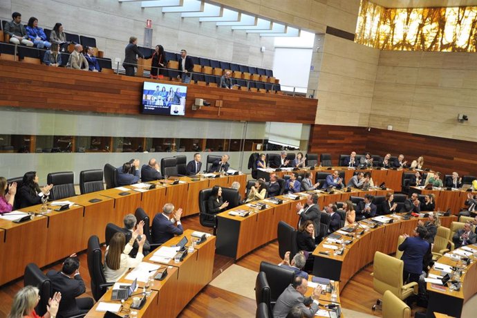 Diputados apluaden en la Asamblea de Extremadura tras la aprobación de la ley para aplicar a Badajoz el régimen de municipios de gran tamaño