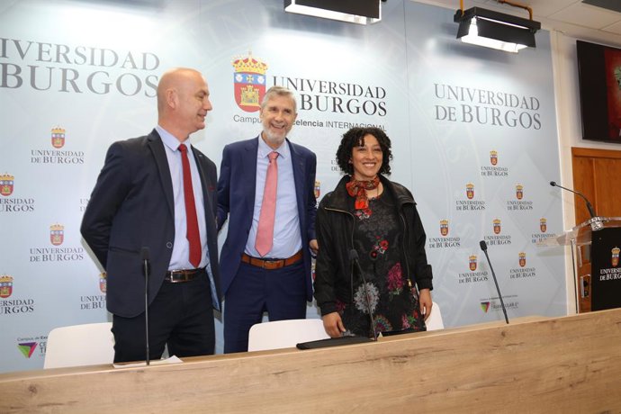 La doctora Cristina Valdiosera, acompañada del rector de la UBU, Manuel Mateos y del vicerrector de Investigacion, José Miguel García Pérez