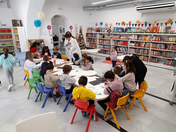 Archivo - Ludoteca en la Biblioteca Municipal de Tomares 'José María Delgado Buiza'.