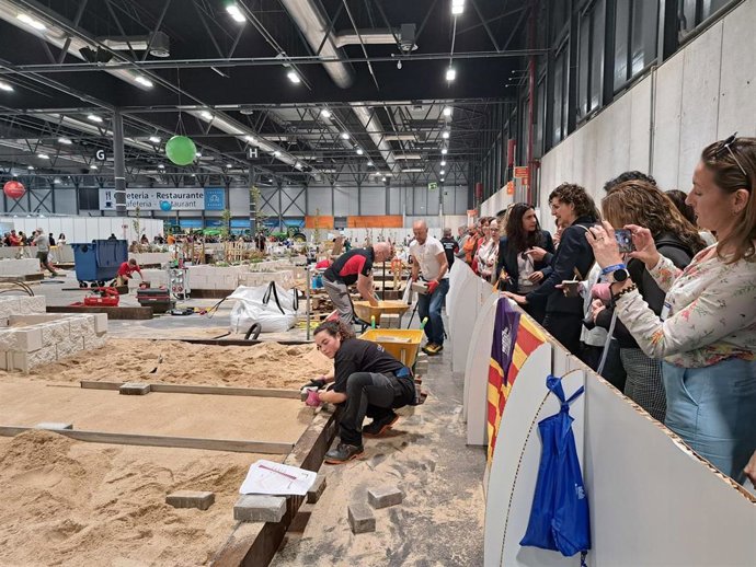 Alumnos del CIFP Joan Taix de sa Pobla durante una prueba de jardinería y paisajismo en los Spainskills