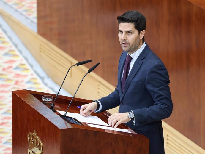 El consejero de Educación y Universidades, Emilio Viciana, interviene durante un pleno en la Asamblea de Madrid, a 11 de abril de 2024, en Madrid (España). 