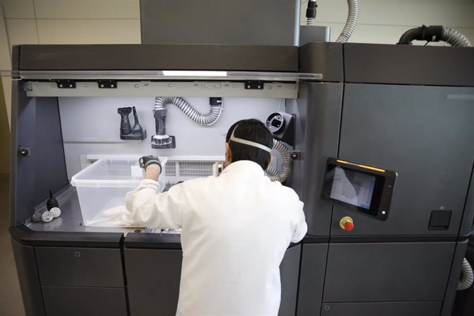 Archivo - Un trabajador manipula la incubadora de alta tecnología en impresión 3D del Consorcio de la Zona Franca de Barcelona (CZFB).