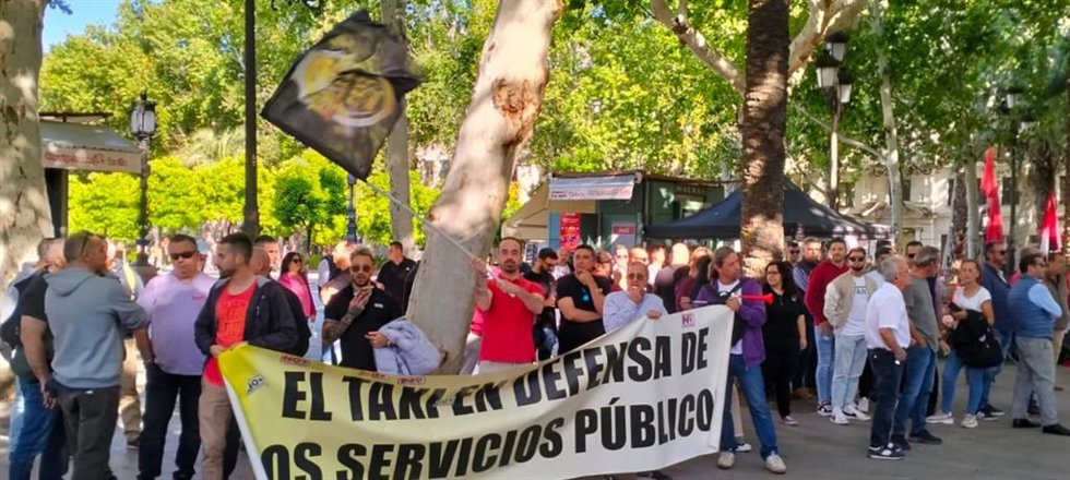 Concentración de Élite Taxi ante el Ayuntamiento.