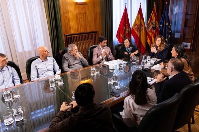 La alcaldesa de Zaragoza, Natalia Chueca, reunida  con autónomos y propitarios de librerías tradicionales de la ciudad