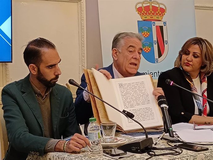 El alcaldde de Almonte (Huelva), Francisco Bella, muestra en nrueda de prensa la Carta de Sostenibilidad de Almonte, firmada por todas las formaciones.