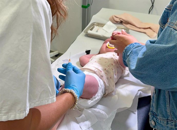 Un bebé recibe una vacuna de neumococo, en el marco del servicio de Salud de Baleares.