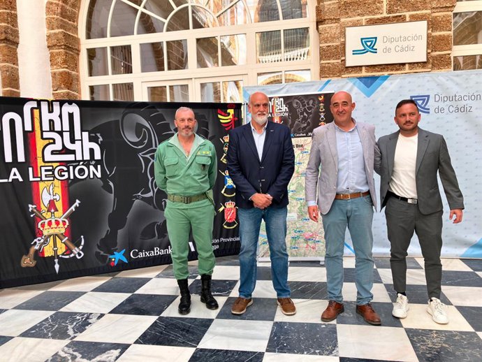 El vicepresidente segundo y responsable del Servicio de Deportes, Javier Vidal, junto al teniente coronel Rafael Vida, presentan la prueba deportiva de los 100 km de la Legión.