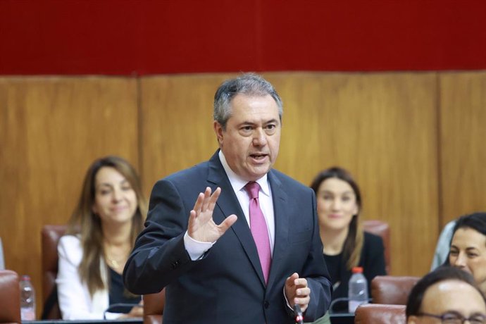 El secretario general del PSOE-A, Juan Espadas, en el Pleno del Parlamento andaluz.