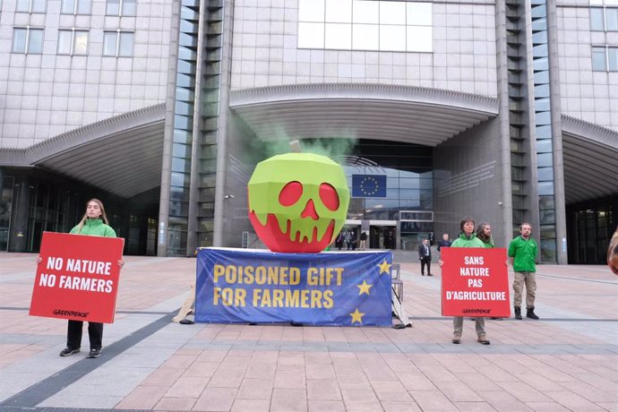 Greenpeace instala una manzana envenenada en Bruselas y pide no eliminar los requisitos medioambientales de la PAC, a 11 de abril de 2024.