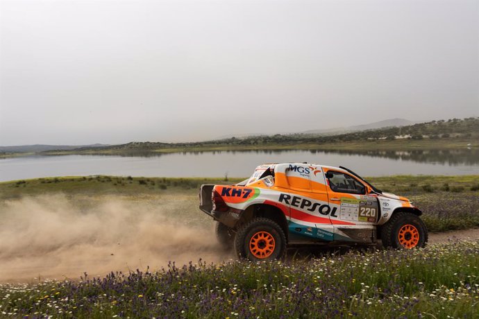 Isidre Esteve (Repsol Toyota Team), durante el Rally Raid de Portugal.